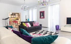 Ferdinando Arthouse Oversized Modern Apartment - By Gocce Team